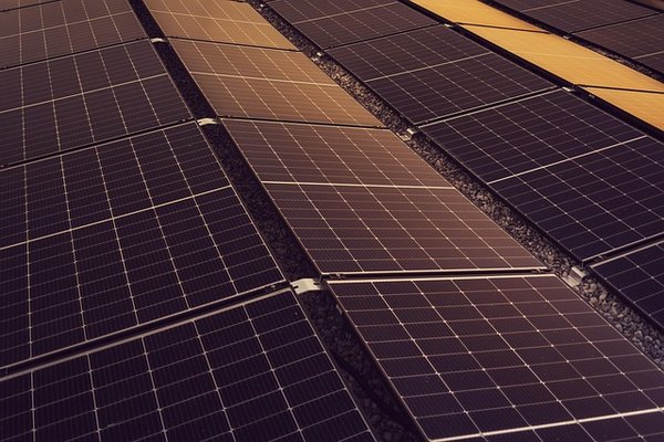 Panneau solaire photovoltaïque : entre éloges et critiques